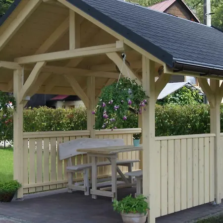 Mietowy Dworek Bed and Breakfast